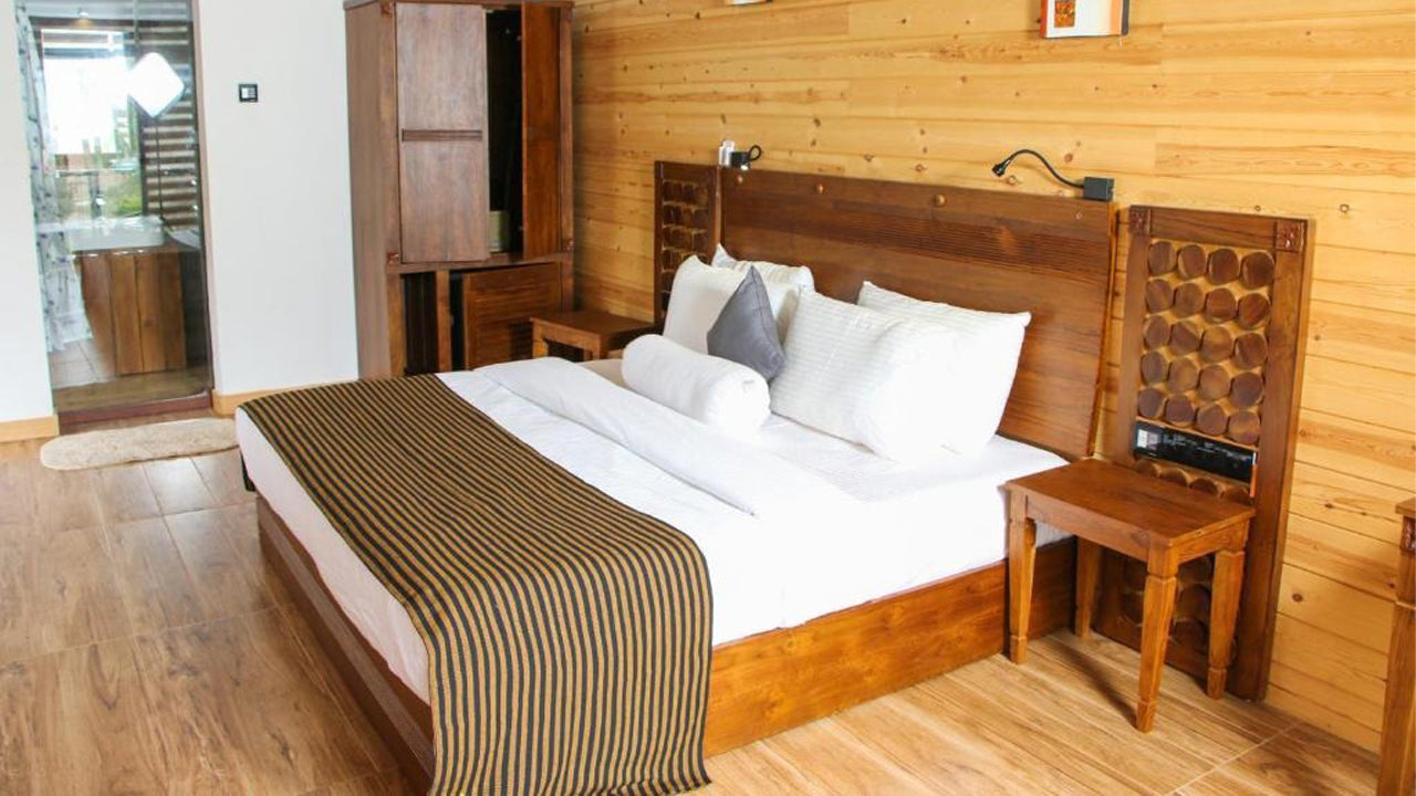 Aloft Grand Hotel, Ella