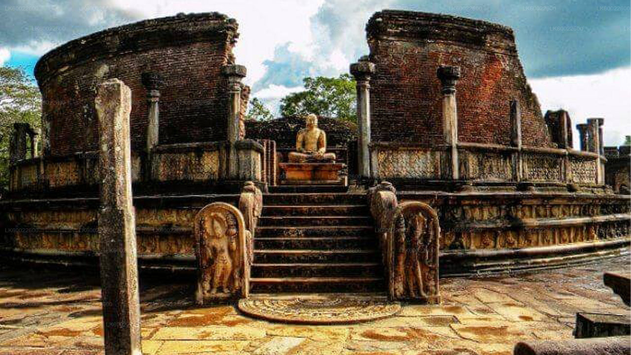 Polonnaruwa and Minneriya from Kandy