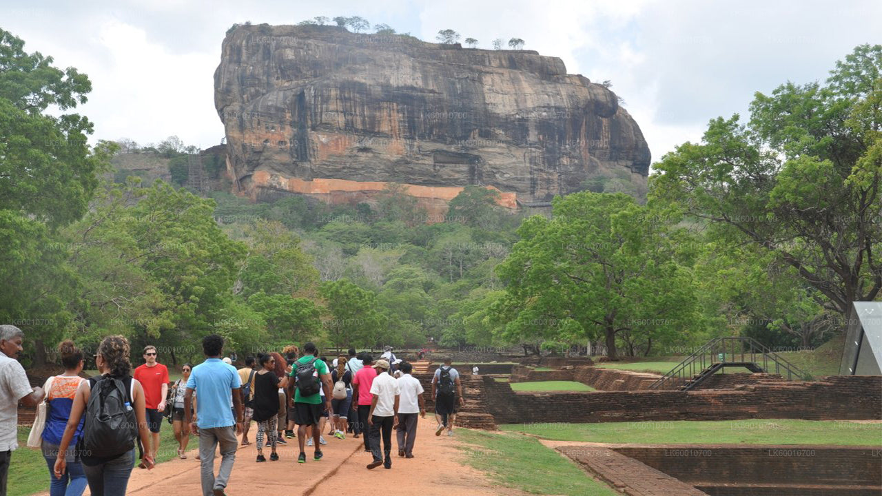 Sigiriya kalju- ja külatuur Colombost