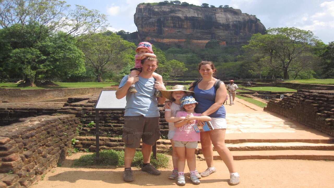 Sigiriya kalju- ja külatuur Colombost